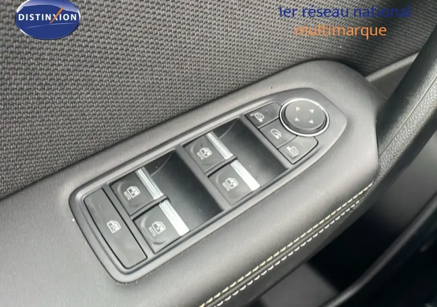 Panneau de commandes des vitres électriques et rétroviseurs sur la porte côté conducteur d'une Renault Symbioz noire.