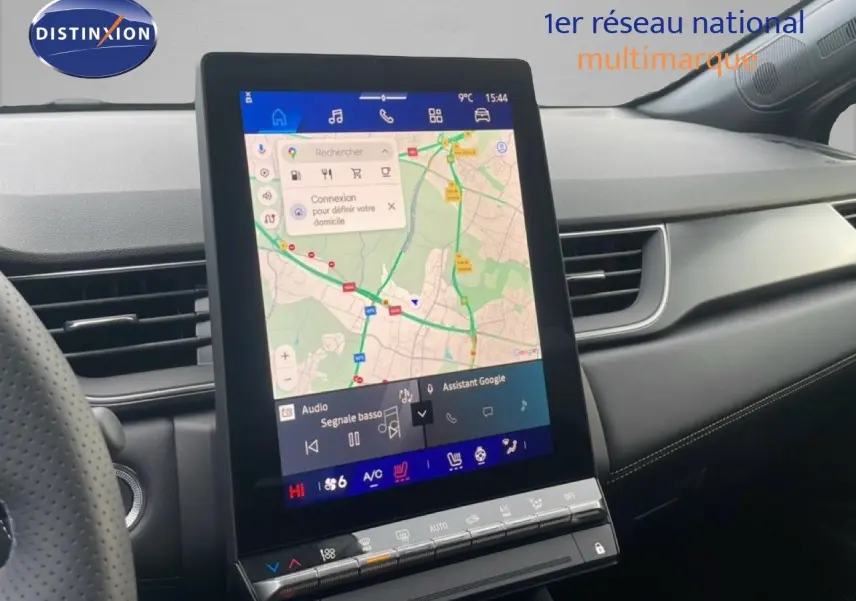 Vue intérieure du tableau de bord de la Renault Symbioz 2025 avec écran tactile vertical affichant la navigation GPS.