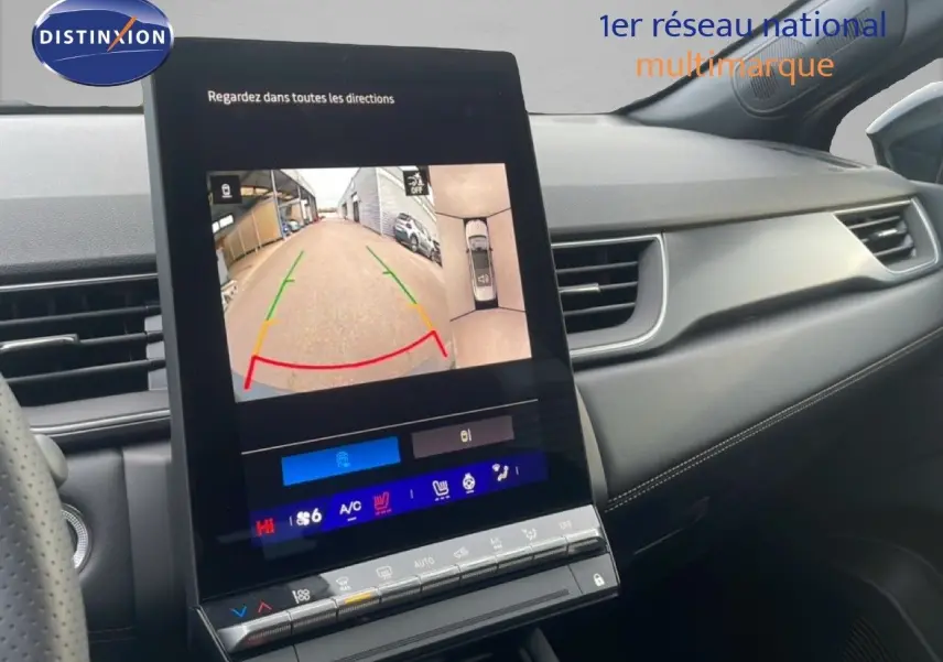 Intérieur du Renault Symbioz 2025 noir étoile métal, vue sur la console centrale avec écran tactile affichant la caméra de recul.