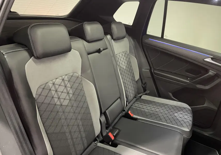 Vue intérieure des sièges arrière en cuir et tissu gris avec surpiqûres blanches du Volkswagen Tiguan 2022.