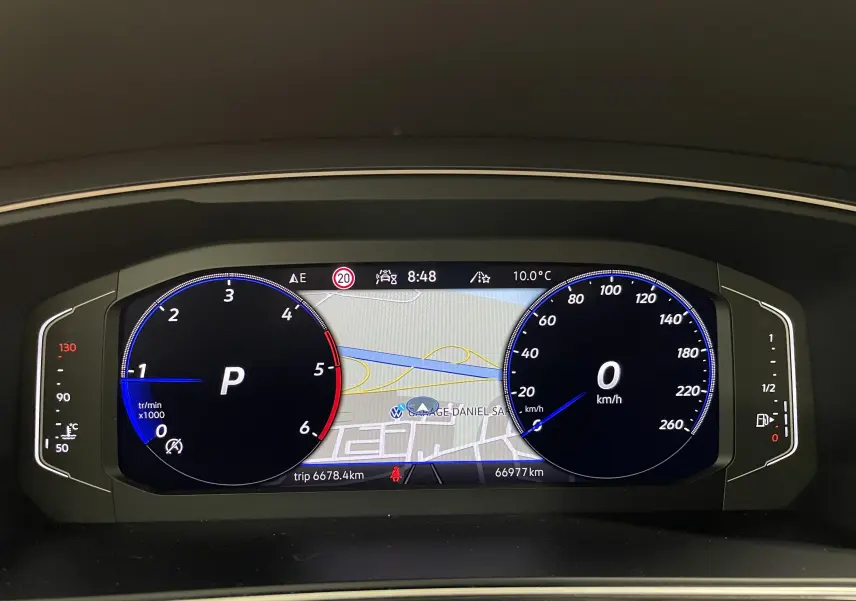 Tableau de bord numérique du Volkswagen Tiguan 2.0 TDI 200ch, affichage de vitesse et navigation en vue frontale.