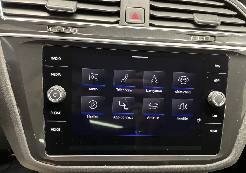 Écran tactile central du Volkswagen Tiguan 2022 affichant le menu principal avec options multimédia et navigation.