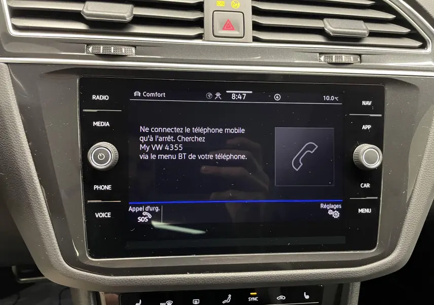 Écran tactile central du Volkswagen Tiguan 2022 affichant les options de connexion Bluetooth et commandes multimédia.