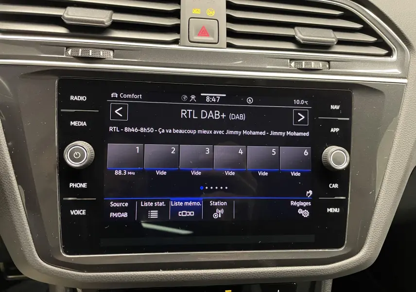 Écran tactile central du Volkswagen Tiguan 2022 affichant la radio numérique RTL DAB+ en intérieur noir.