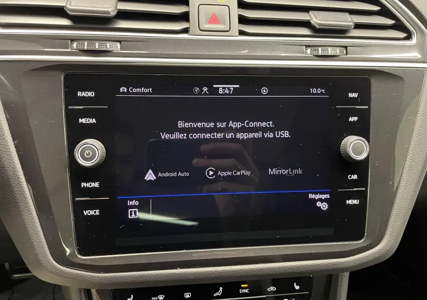 Écran tactile central du Volkswagen Tiguan 2022 affichant l'interface App-Connect avec commandes autour.