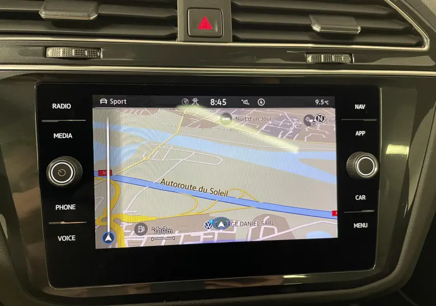 Écran tactile central du Volkswagen Tiguan 2022 affichant la navigation avec carte et options multimédia.