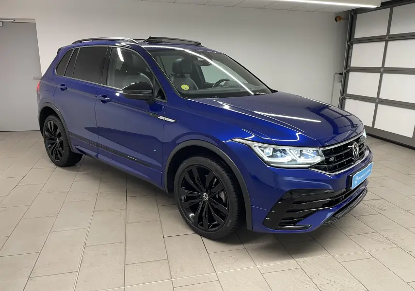 Volkswagen Tiguan Bleu Lapiz en 3/4 avant droit, avec calandre noire et jantes noires 20'' Suzuka.