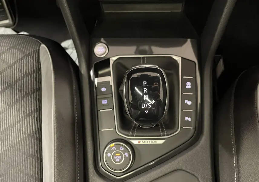 Vue rapprochée de la console centrale du Volkswagen Tiguan 2.0 TDI 200ch DSG7 4Motion avec levier de vitesses et commandes 4Motion.