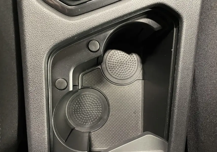 Gros plan sur les porte-gobelets noirs intégrés dans la console centrale du Volkswagen Tiguan.