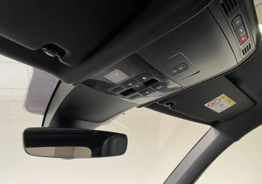 Vue intérieure du plafonnier et rétroviseur d’un Volkswagen Tiguan 2022 avec toit noir et commandes intégrées.
