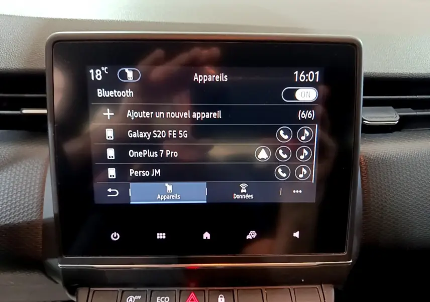 Écran tactile central de la Renault Clio Business TCe 90 blanc, affichant la connexion Bluetooth et les appareils appairés.