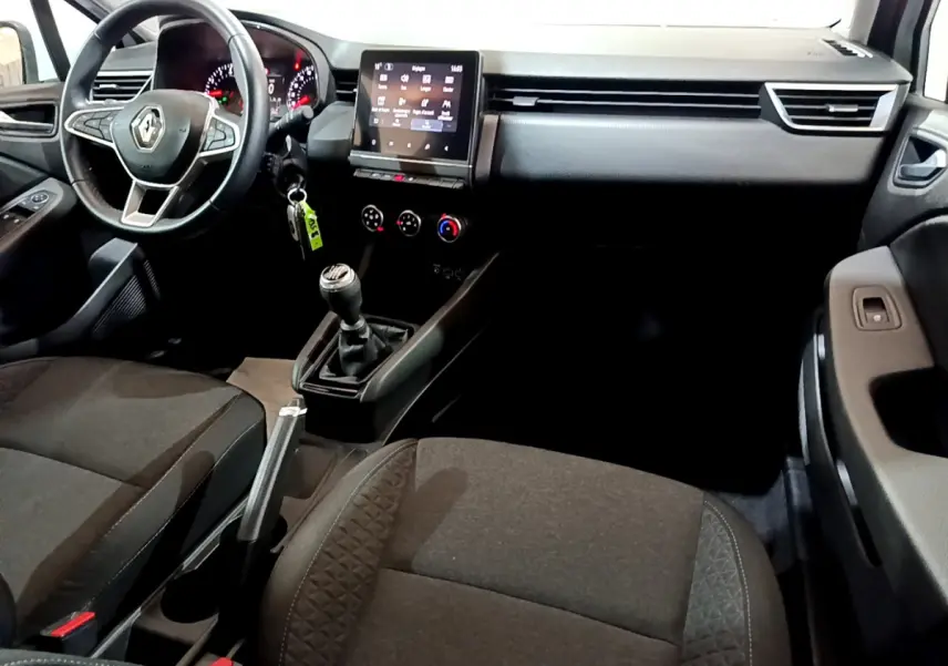 Intérieur de la Renault Clio Business TCe 90 2021, vue côté conducteur, avec tableau de bord tactile et boîte manuelle.