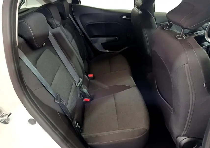 Vue intérieure côté arrière droit de la banquette noire de la Renault Clio Business TCe 90 blanche de 2021.