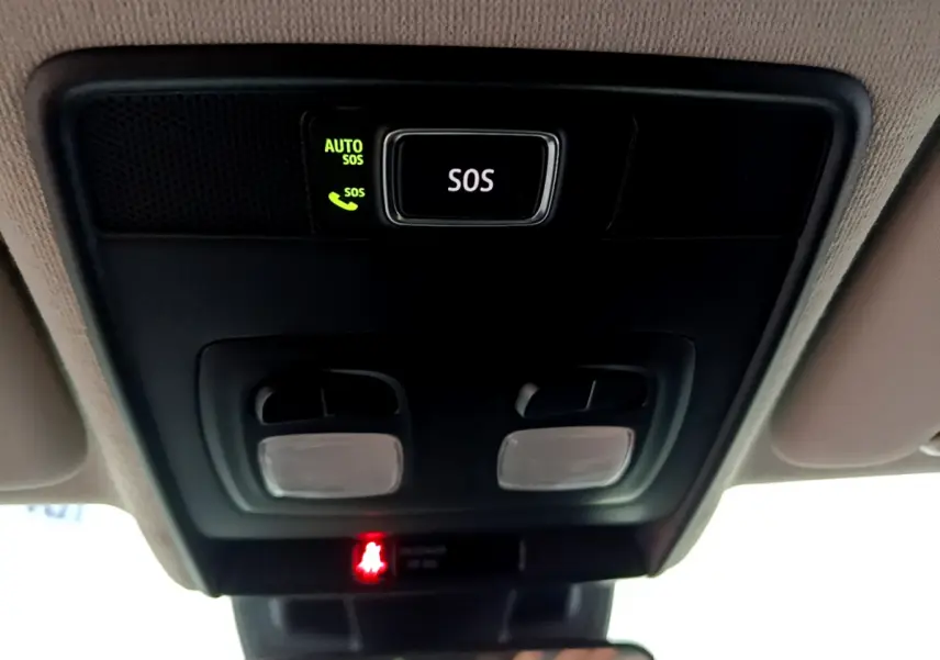 Vue intérieure en gros plan du plafonnier noir avec bouton SOS et éclairages dans une Renault Clio blanche 2021.