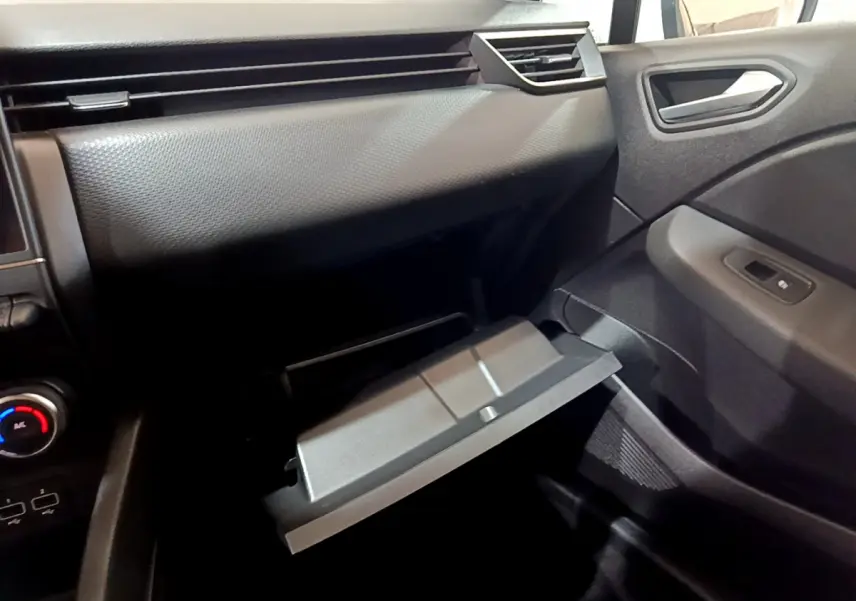 Vue intérieure côté passager de la Renault Clio Business TCe 90 2021, boîte à gants ouverte et tableau de bord noir.