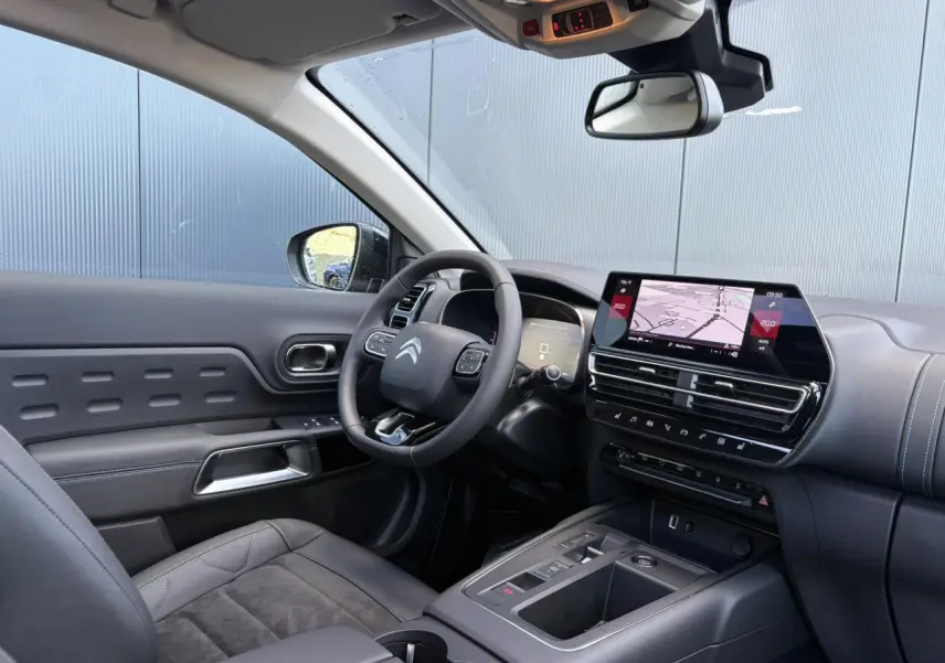 Intérieur du Citroën C5 Aircross gris, vue côté conducteur avec tableau de bord et écran tactile GPS.