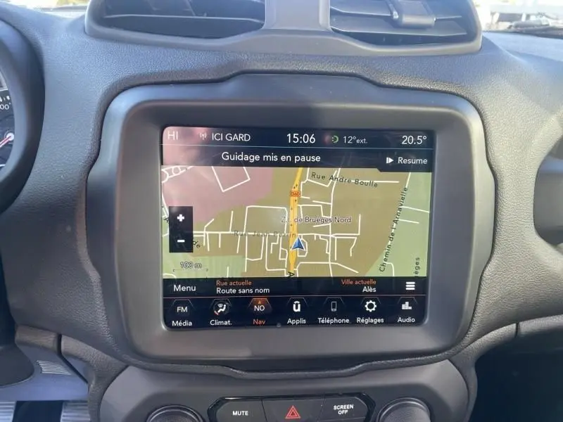 Écran tactile central du tableau de bord du Jeep Renegade blanc de 2019 affichant la navigation GPS en pause.