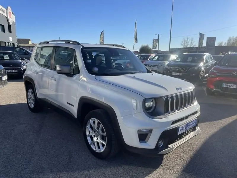 Jeep Renegade blanc en vue 3/4 avant droit, avec calandre à sept fentes et jantes alliage visibles.
