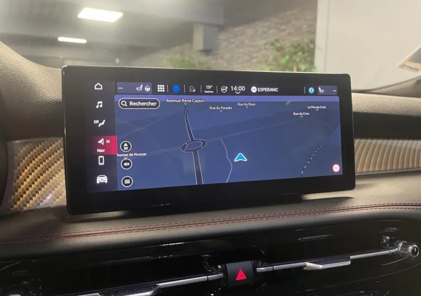 Écran tactile central du tableau de bord de l'Alfa Romeo Tonale 2024 affichant la navigation GPS.