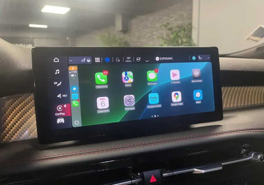 Écran tactile 10,2 pouces du tableau de bord de l'Alfa Romeo Tonale 2024 avec interface Apple CarPlay affichée.