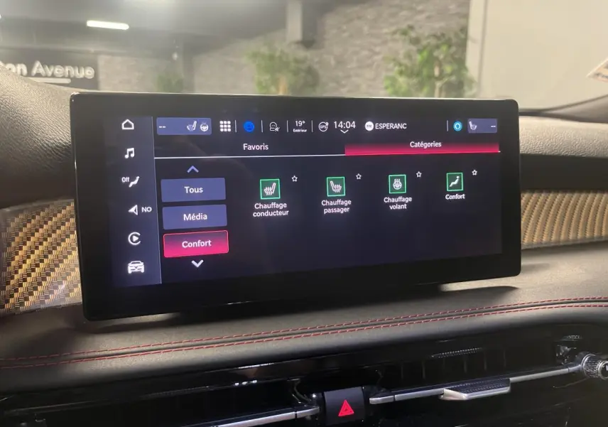 Écran tactile central du tableau de bord de l'Alfa Romeo Tonale 2024 avec interface chauffage et confort.