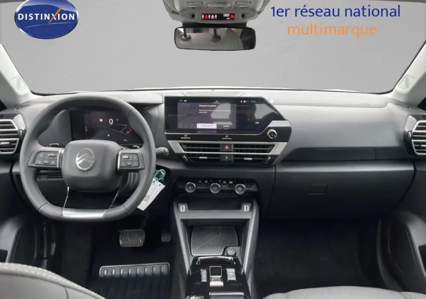 Vue intérieure avant de la Citroën C4 PureTech 130ch en noir, avec tableau de bord digital et écran tactile central.