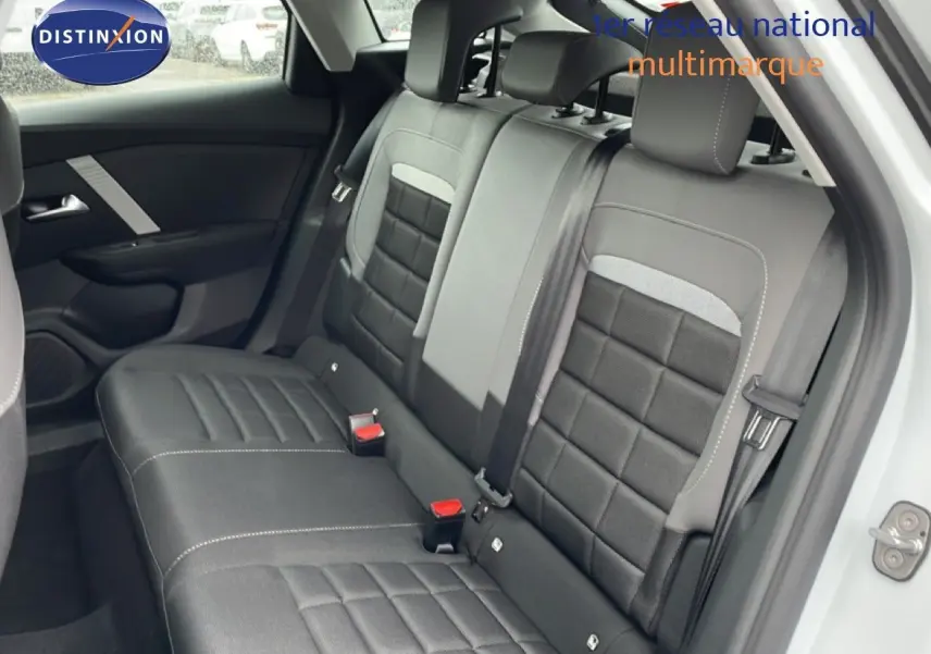 Vue intérieure du siège arrière côté droit d'une Citroën C4 blanc métal, avec sellerie tissu noir et détails gris.