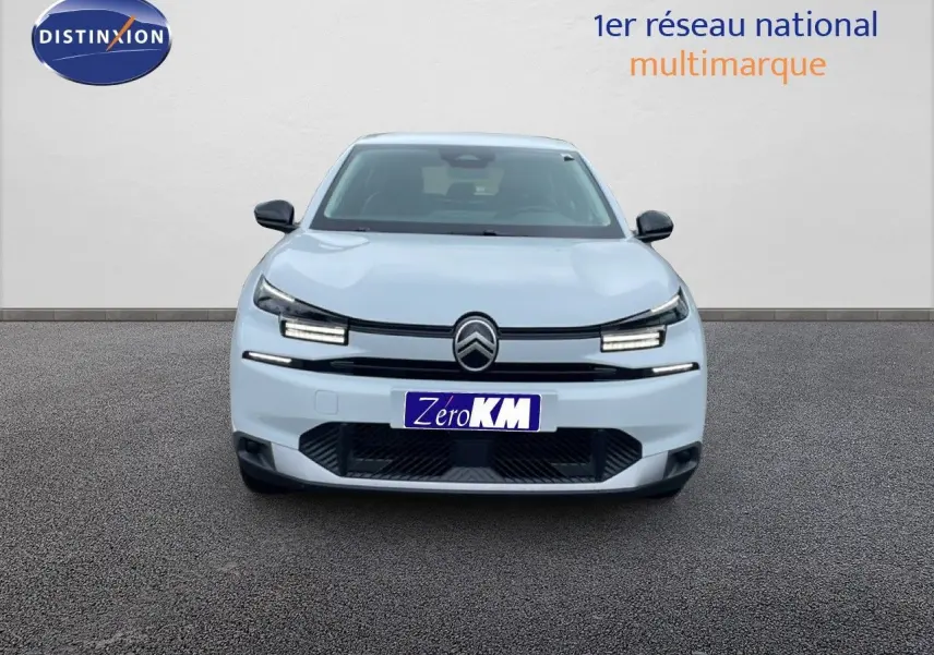 Vue frontale d'une Citroën C4 blanche métal avec feux LED distinctifs et calandre noire épurée.