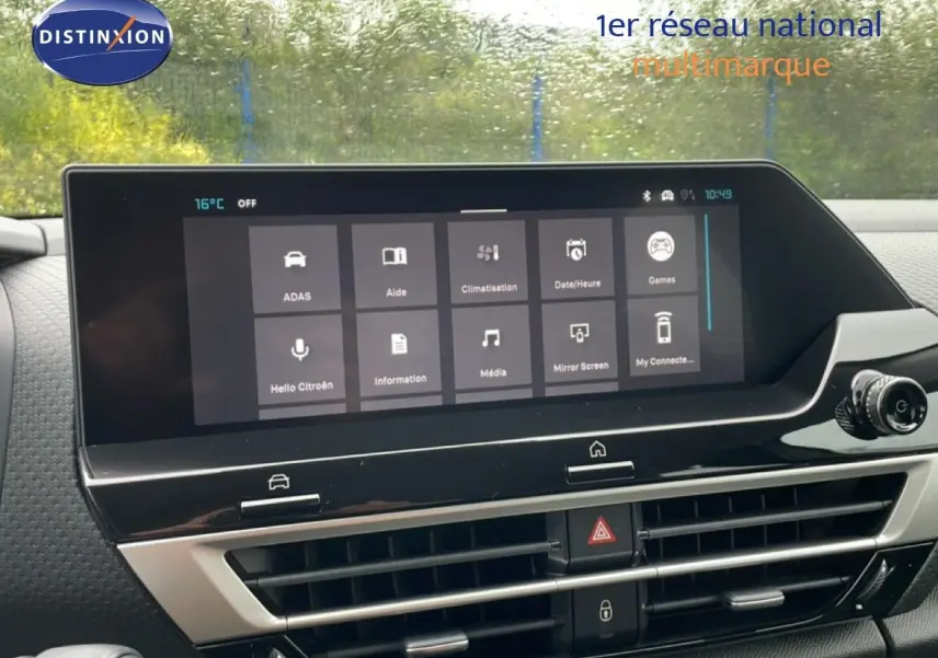 Écran tactile central du tableau de bord de la Citroën C4 PureTech 130ch, interface multimédia affichée.