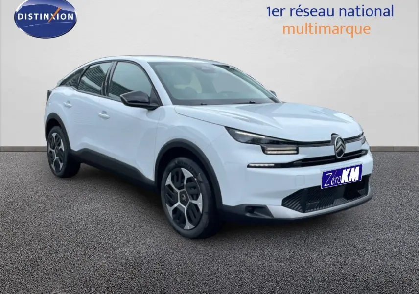 Citroën C4 blanc métal en 3/4 avant droit, avec calandre distinctive et jantes au design moderne.