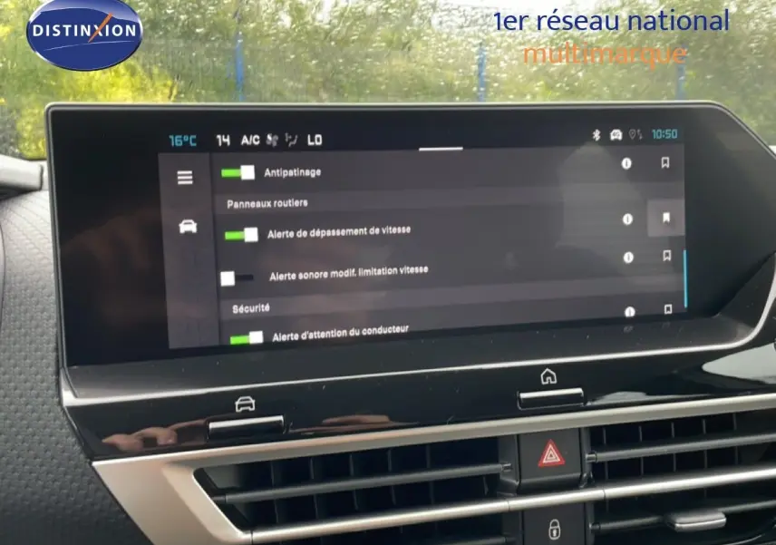 Écran tactile central affichant les réglages d’aide à la conduite dans l’habitacle d’une Citroën C4 blanc métal.