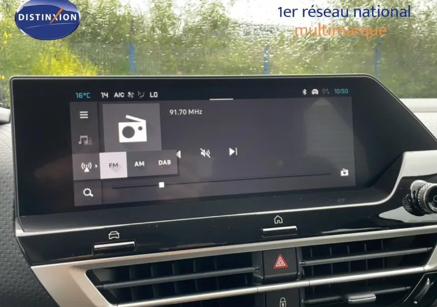 Écran tactile central du tableau de bord de la Citroën C4 PureTech 130ch, avec affichage radio FM et commandes intégrées.