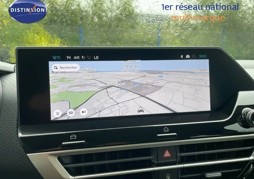 Écran tactile central affichant la navigation GPS dans l’habitacle d’une Citroën C4 blanche, vue de face.