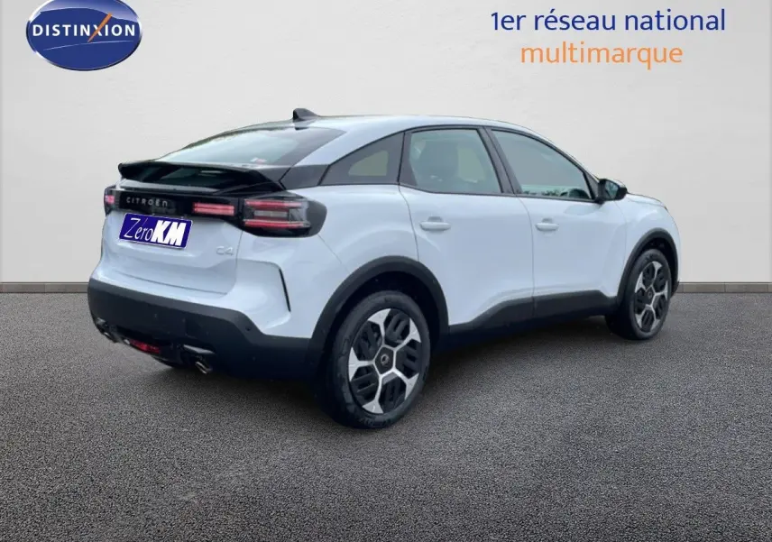 Citroën C4 blanc métal vue 3/4 arrière droit, avec feux arrière LED et jantes alliage distinctives.