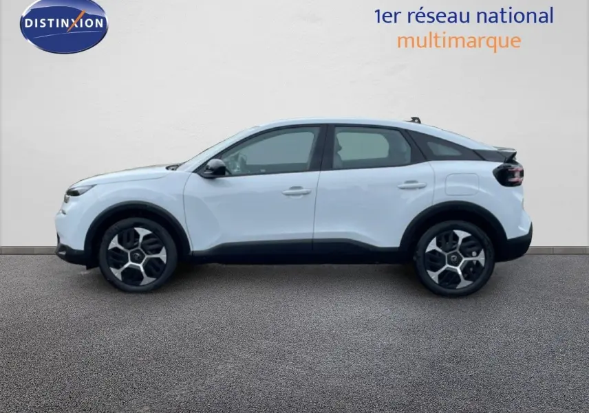 Profil latéral droit d'une Citroën C4 blanc métal avec jantes distinctives et toit noir contrasté.