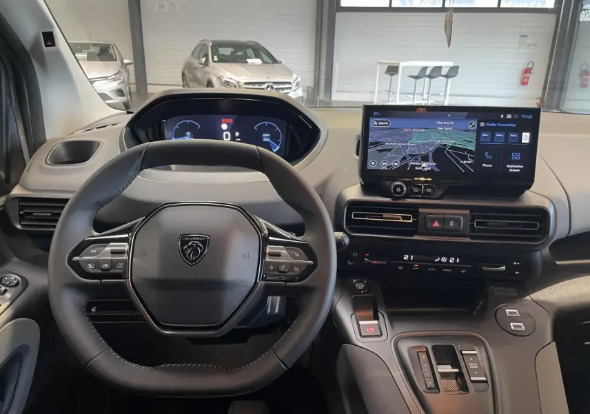 Vue intérieure frontale du tableau de bord du Peugeot Rifter gris Artense avec volant cuir multifonction et écran tactile.