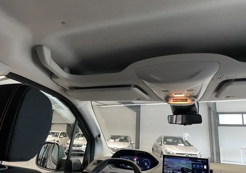 Vue intérieure avant du Peugeot Rifter 2026, tableau de bord numérique et écran tactile avec volant cuir multifonction.