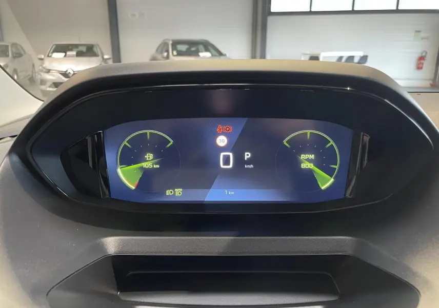 Vue rapprochée du combiné numérique 10 pouces du Peugeot Rifter 2026, affichage digital clair et moderne.