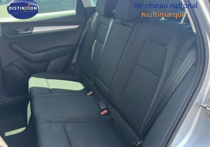 Vue intérieure côté gauche montrant la banquette arrière noire du Skoda Karoq Reflex Silver 2025 avec porte ouverte.