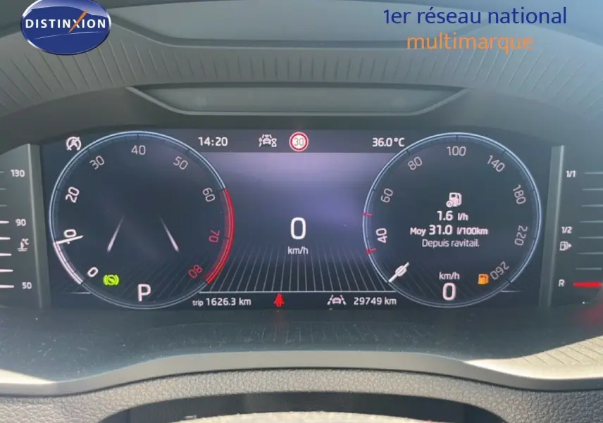 Affichage numérique du tableau de bord SKODA KAROQ 1.5 TSI 2025 montrant vitesse, température et consommation.