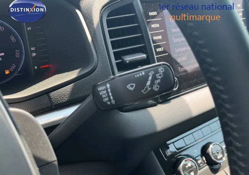 Gros plan sur la commande d’essuie-glace côté gauche du tableau de bord du Skoda Karoq gris argenté 2025.