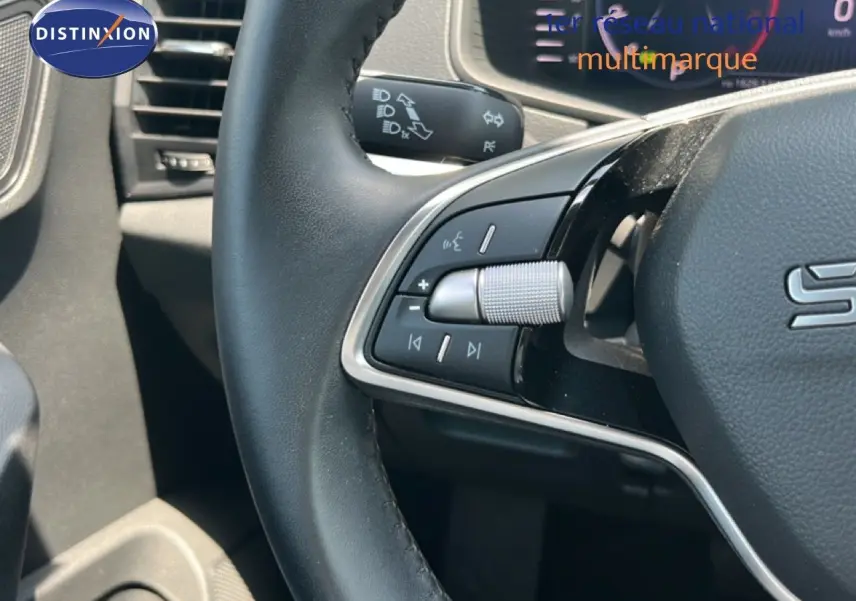 Gros plan sur le volant noir avec commandes intégrées du Skoda Karoq 2025 en Reflex Silver Metal.