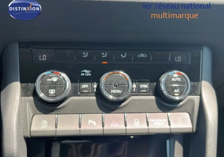 Détail du tableau de bord du Skoda Karoq 2025 montrant les commandes de climatisation et les boutons de fonction en finition gris noir.