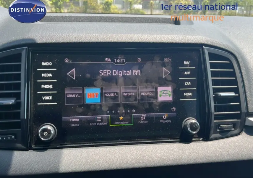 Écran tactile central du tableau de bord du Skoda Karoq 2025 en Reflex Silver, affichant l'interface radio numérique.