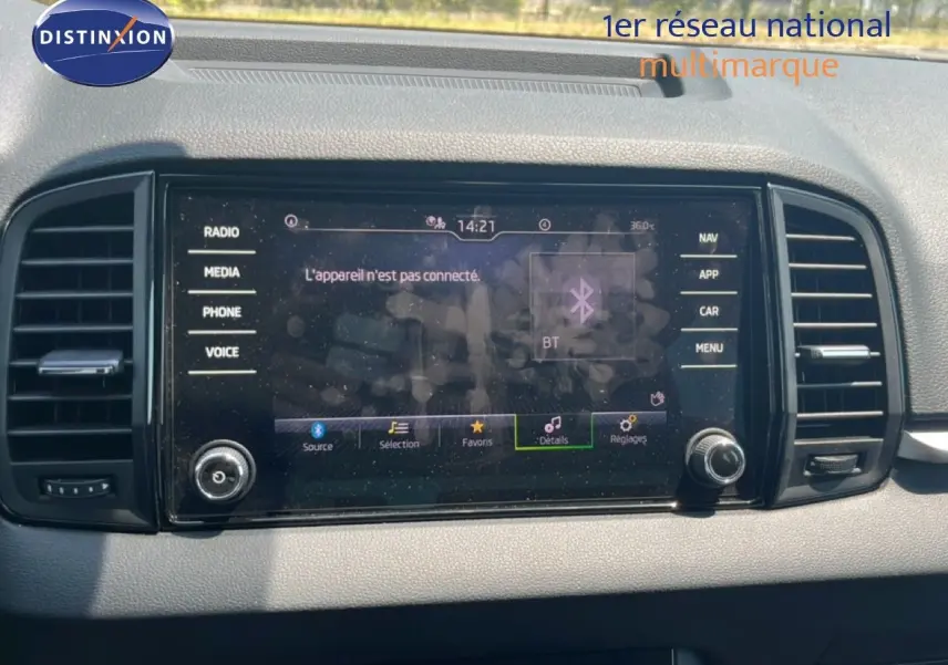 Écran tactile central du tableau de bord d'une Skoda Karoq 2025, avec interface multimédia et commandes autour.