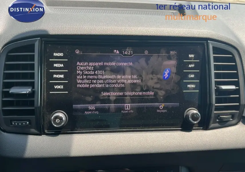 Écran central tactile du Skoda Karoq 2025 en Reflex Silver, affichant le menu Bluetooth et commandes multimédia.
