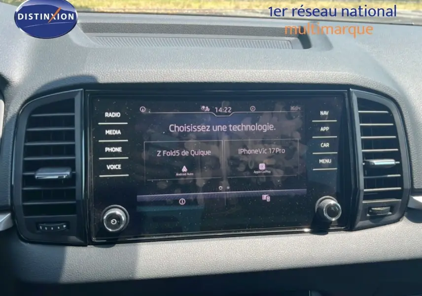 Écran tactile central du tableau de bord du Skoda Karoq 2025 en vue frontale, avec interface multimédia active.