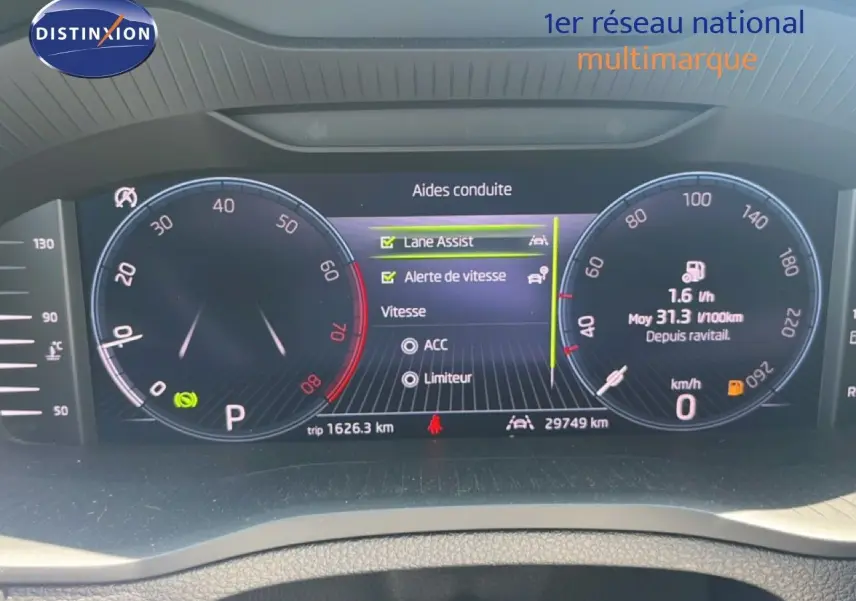 Tableau de bord numérique du Skoda Karoq 2025 affichant les aides à la conduite, vue frontale du combiné d'instruments.