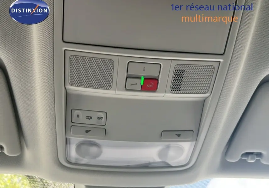 Vue intérieure en gros plan du plafonnier gris clair avec commandes SOS et éclairage du Skoda Karoq 2025.
