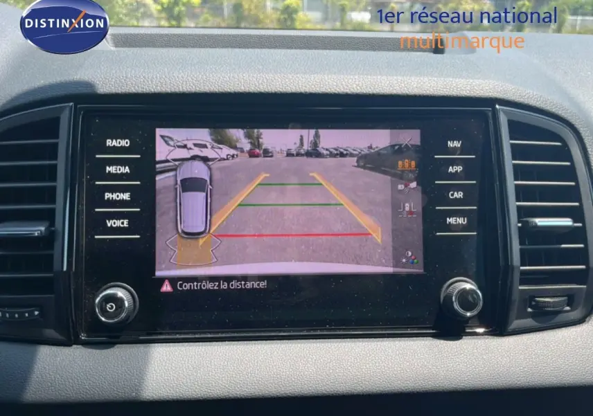 Écran central affichant la caméra de recul du Skoda Karoq Reflex Silver, vue intérieure du tableau de bord.